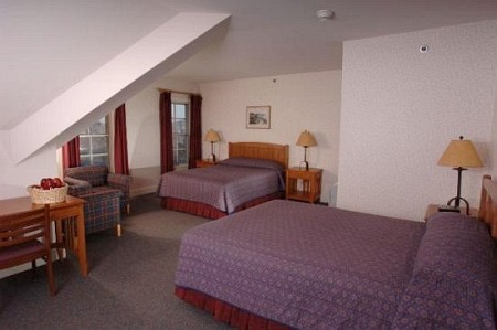 guest room at crater lake lodge