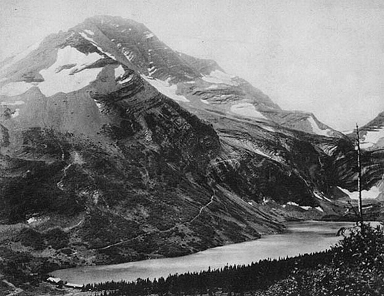 historic image of the Gunsight Chalets complex