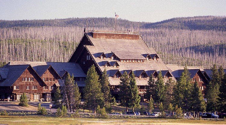 exterior view of old faithful inn